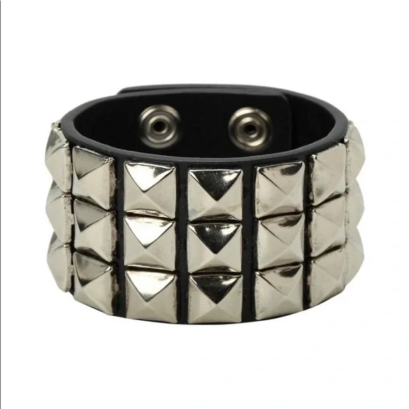 NWT Hot Topic 3 row pyramid stud bracelet - Picture 3 of 5